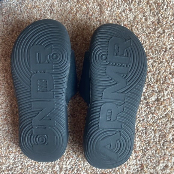 Kids Under armour sandal slides size 1Y.  Never worn - Picture 2 of 3
